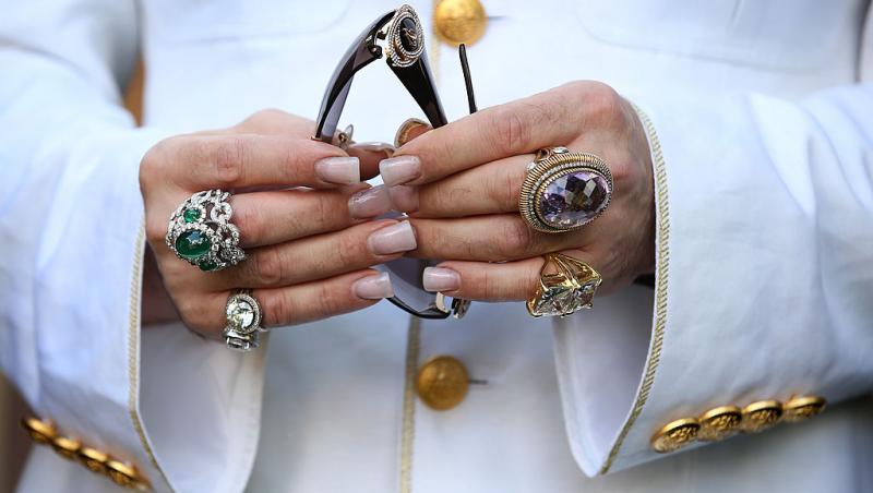 Cel mai frumos bărbat din Germania poartă unghii false și se machiază. Cum arată în prezent și câte operații estetice a suferit