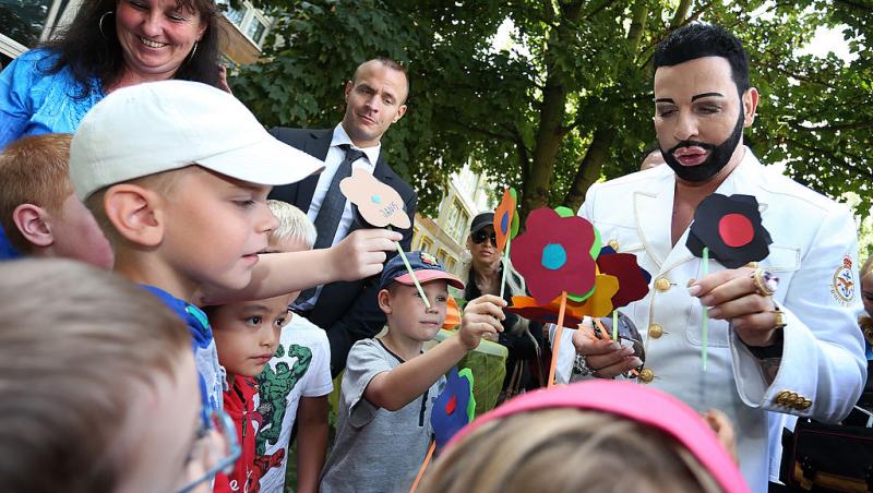 Cel mai frumos bărbat din Germania poartă unghii false și se machiază. Cum arată în prezent și câte operații estetice a suferit