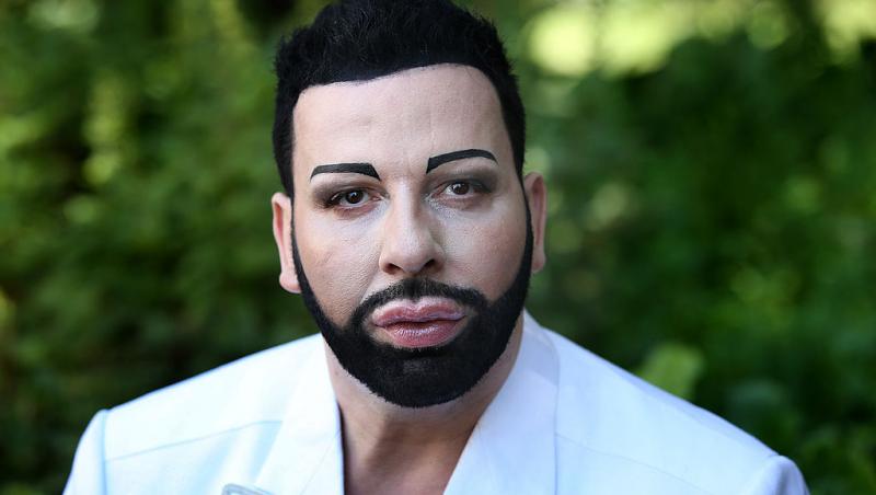 Cel mai frumos bărbat din Germania poartă unghii false și se machiază. Cum arată în prezent și câte operații estetice a suferit