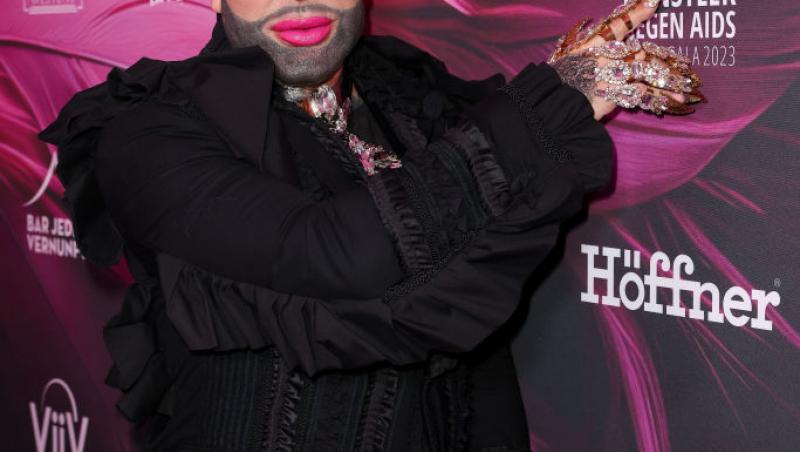 Cel mai frumos bărbat din Germania poartă unghii false și se machiază. Cum arată în prezent și câte operații estetice a suferit