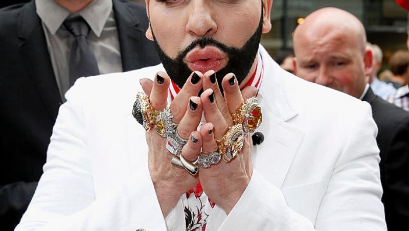 Cel mai frumos bărbat din Germania poartă unghii false și se machiază. Cum arată în prezent și câte operații estetice a suferit