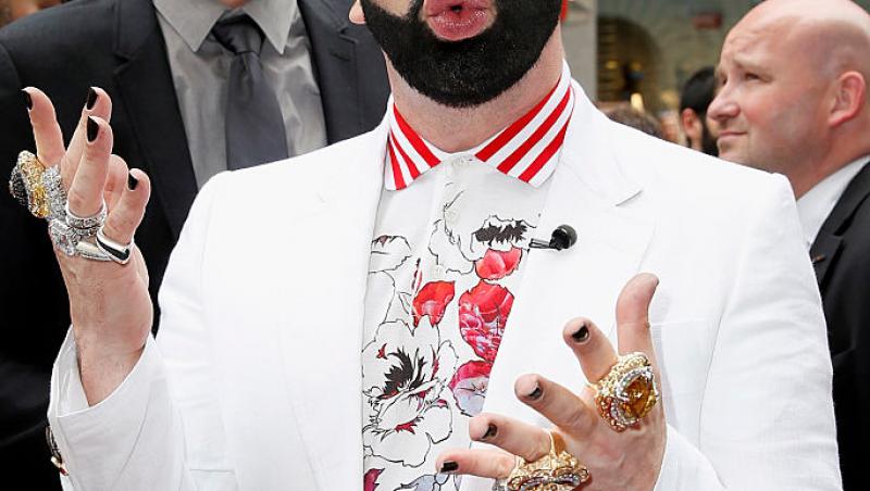 Cel mai frumos bărbat din Germania poartă unghii false și se machiază. Cum arată în prezent și câte operații estetice a suferit