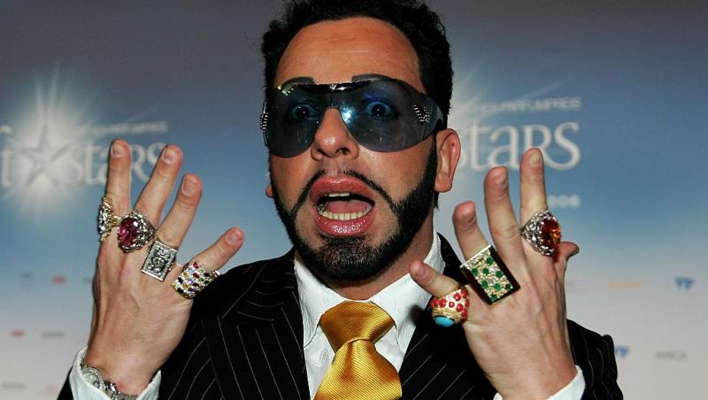 Cel mai frumos bărbat din Germania poartă unghii false și se machiază. Cum arată în prezent și câte operații estetice a suferit