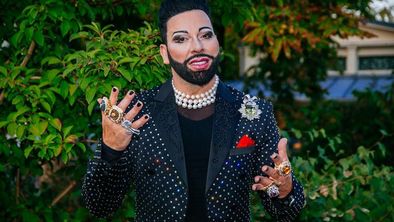 Cel mai frumos bărbat din Germania poartă unghii false și se machiază. Cum arată în prezent și câte operații estetice a suferit