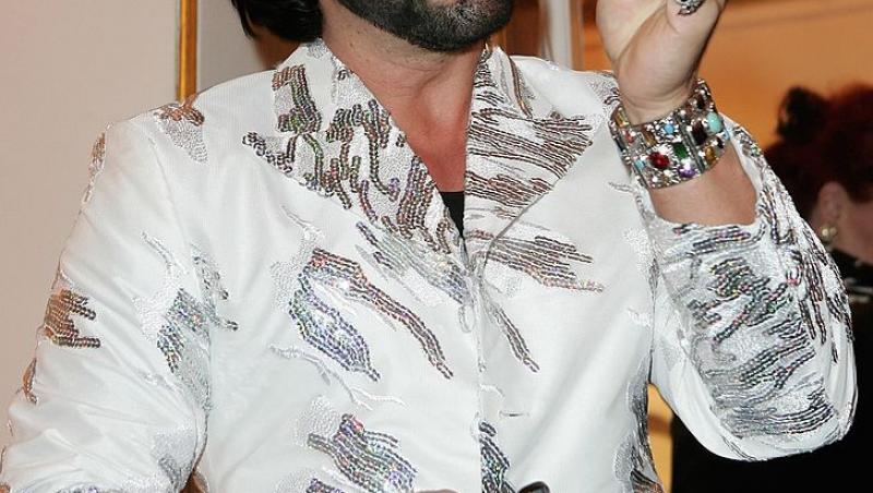 Cel mai frumos bărbat din Germania poartă unghii false și se machiază. Cum arată în prezent și câte operații estetice a suferit