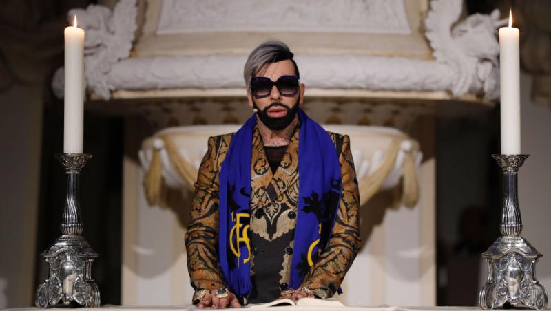 Cel mai frumos bărbat din Germania poartă unghii false și se machiază. Cum arată în prezent și câte operații estetice a suferit