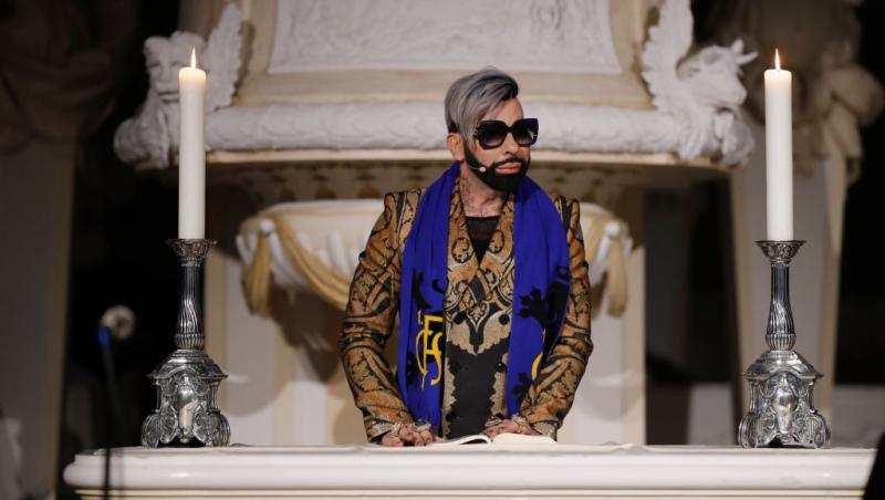 Cel mai frumos bărbat din Germania poartă unghii false și se machiază. Cum arată în prezent și câte operații estetice a suferit