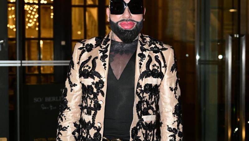 Cel mai frumos bărbat din Germania poartă unghii false și se machiază. Cum arată în prezent și câte operații estetice a suferit