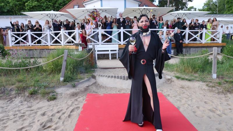 Cel mai frumos bărbat din Germania poartă unghii false și se machiază. Cum arată în prezent și câte operații estetice a suferit