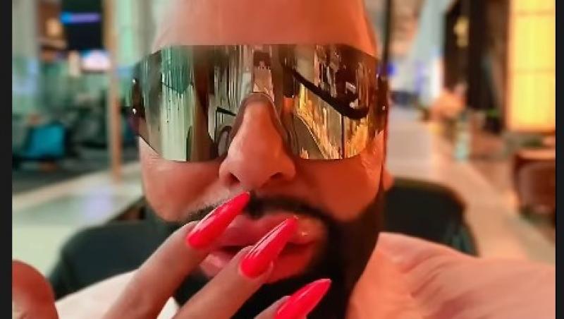 Cel mai frumos bărbat din Germania poartă unghii false și se machiază. Cum arată în prezent și câte operații estetice a suferit