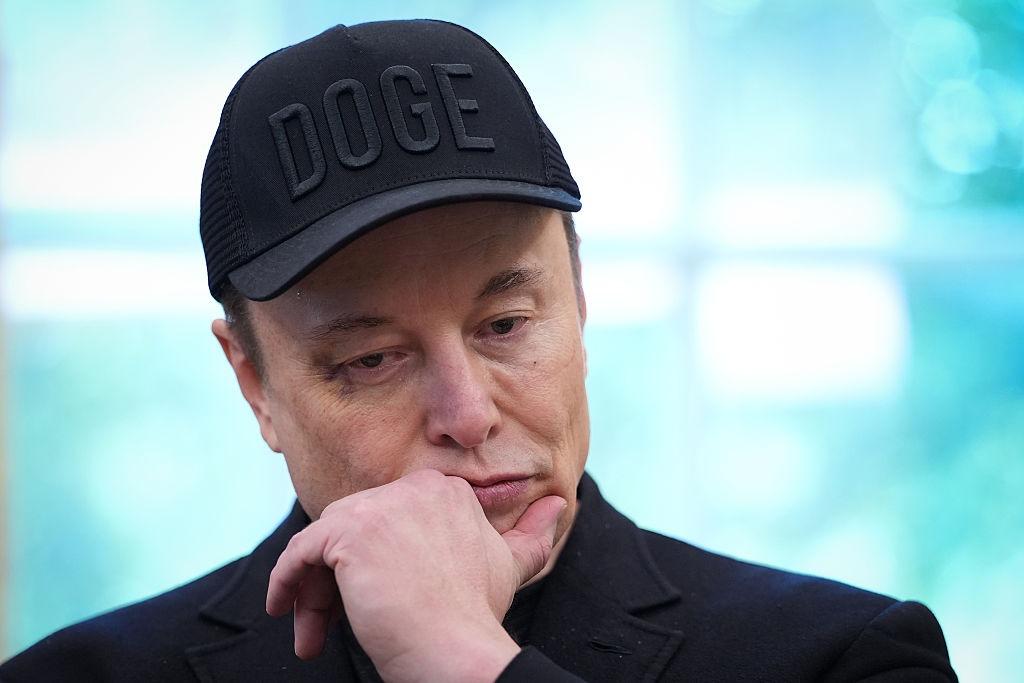 Elon Musk îmbrăcat într-o ținută complet neagră