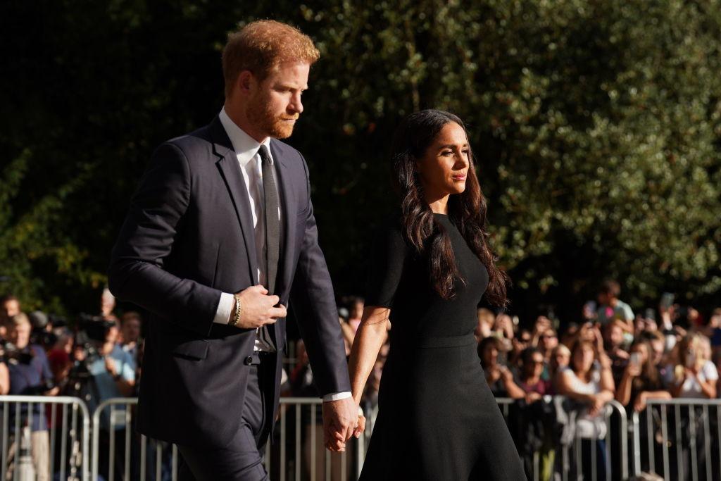 Prințul Harry alături de Meghan, Ducesă de Sussex, ambii îmbrăcați în negru