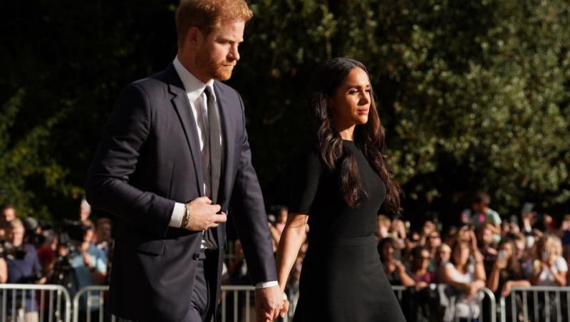 Prințul Harry alături de Meghan, Ducesă de Sussex, ambii îmbrăcați în negru