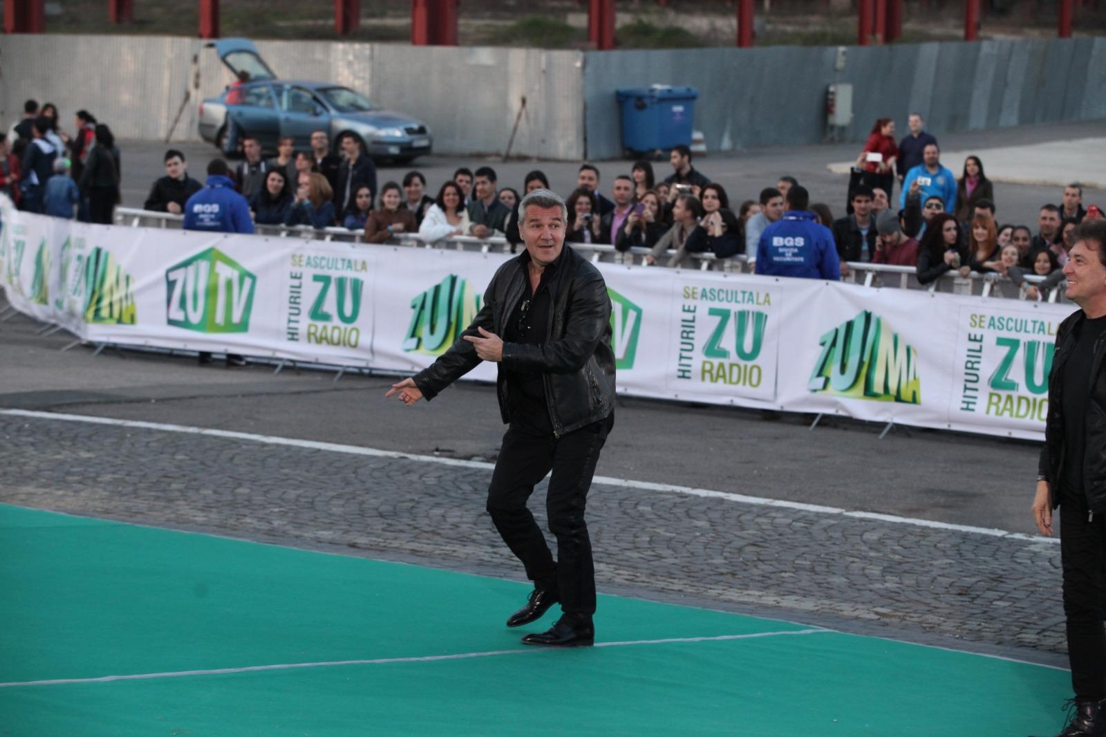 Dan Bitman îmbrăcat într-o ținută complet neagră