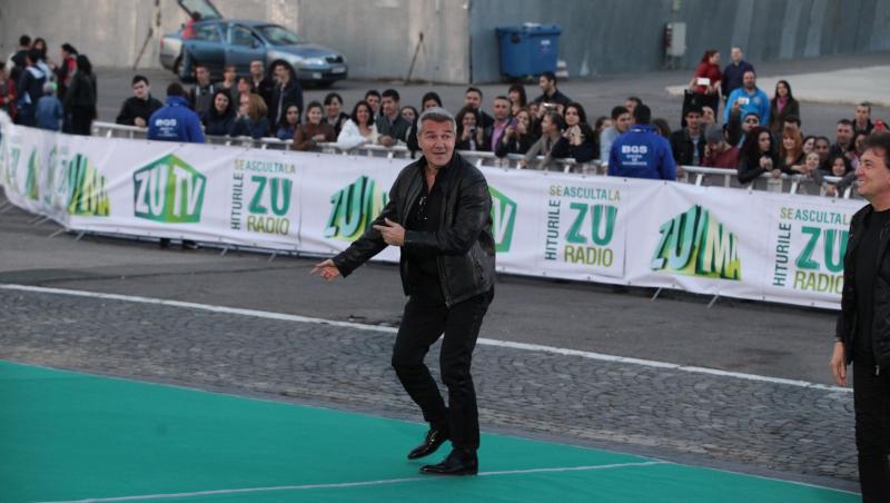 Dan Bitman îmbrăcat într-o ținută complet neagră