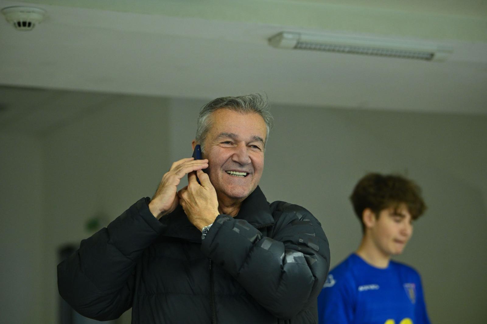 Dan Bitman îmbrăcat cu o geacă neagră, vorbind la telefon