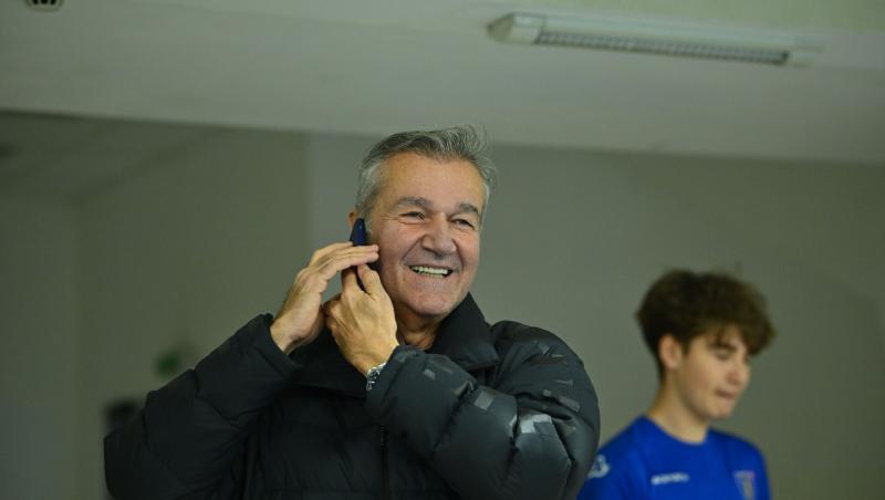 Dan Bitman îmbrăcat cu o geacă neagră, vorbind la telefon