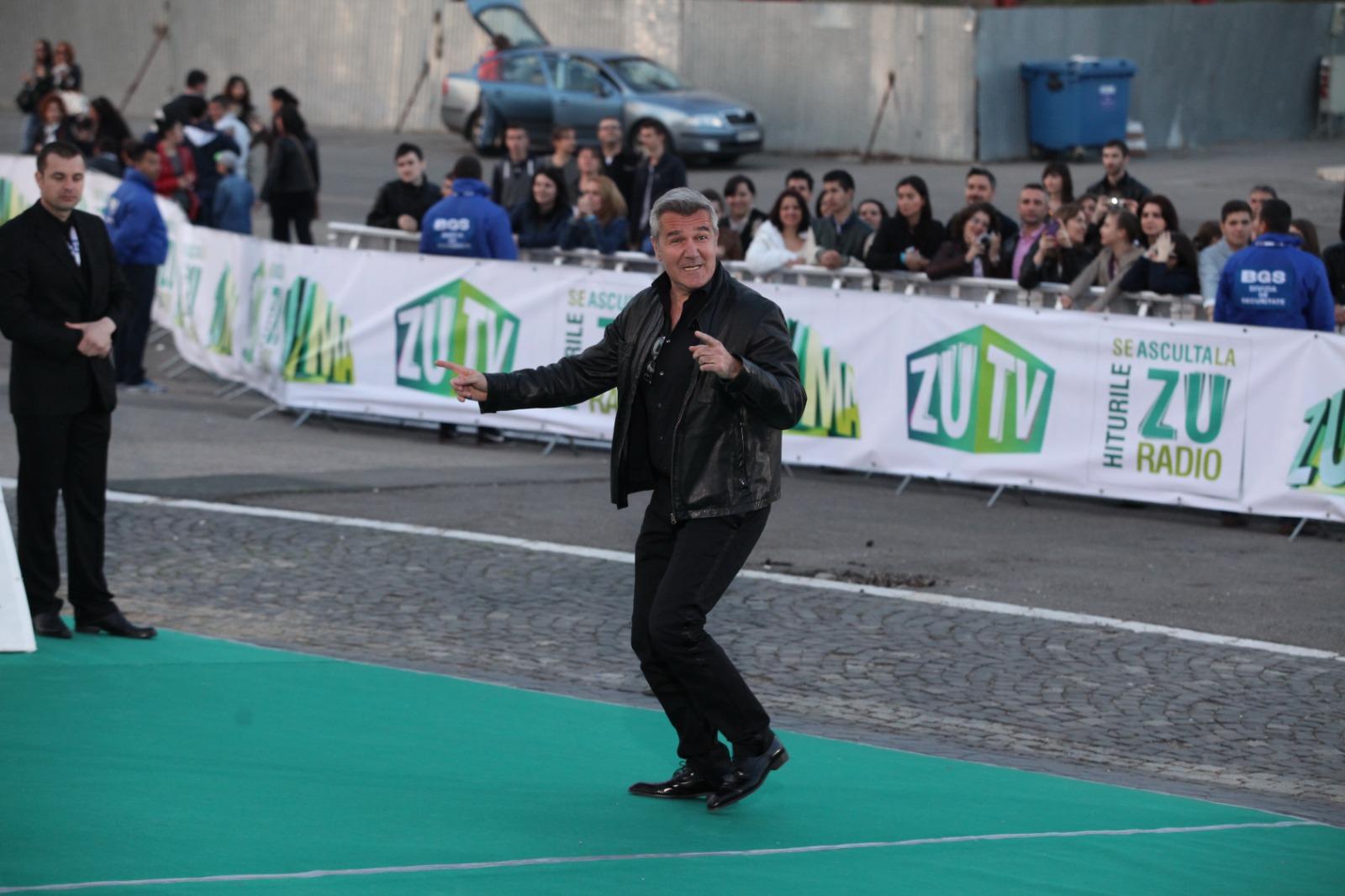 Dan Bitman îmbrăcat într-o ținută complet neagră