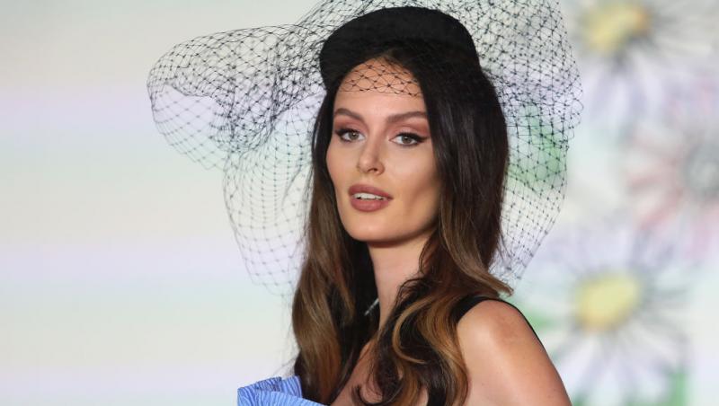 Cum și-a făcut apariția o invitată la nunta prietenei sale. Ce ținută ”nepotrivită” a ales