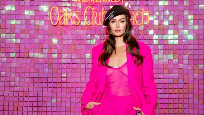 Cum și-a făcut apariția o invitată la nunta prietenei sale. Ce ținută ”nepotrivită” a ales