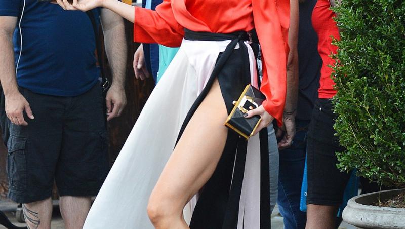 Cum și-a făcut apariția o invitată la nunta prietenei sale. Ce ținută ”nepotrivită” a ales