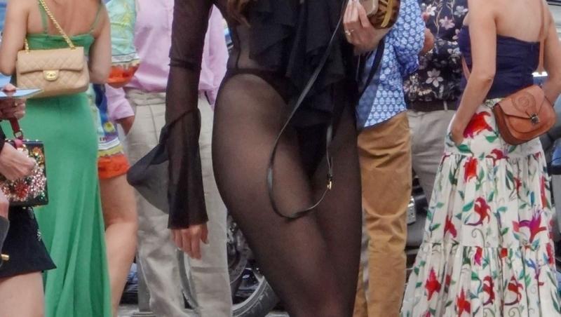 Cum și-a făcut apariția o invitată la nunta prietenei sale. Ce ținută ”nepotrivită” a ales