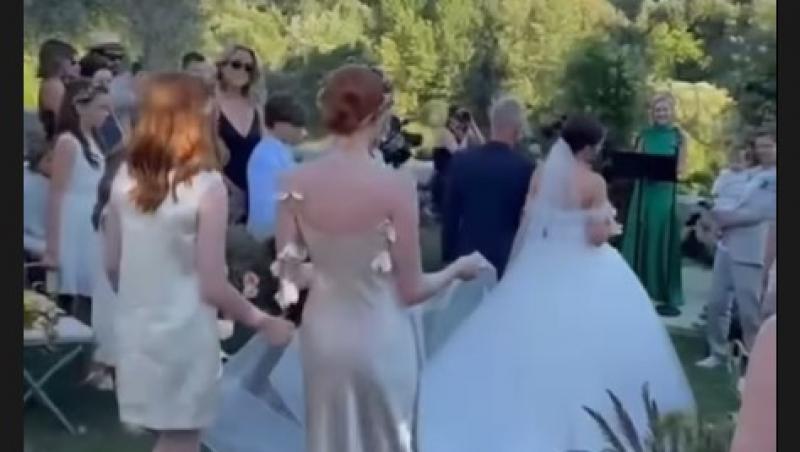 Cum și-a făcut apariția o invitată la nunta prietenei sale. Ce ținută ”nepotrivită” a ales