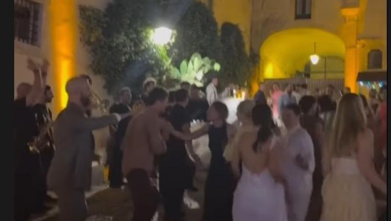 Cum și-a făcut apariția o invitată la nunta prietenei sale. Ce ținută ”nepotrivită” a ales