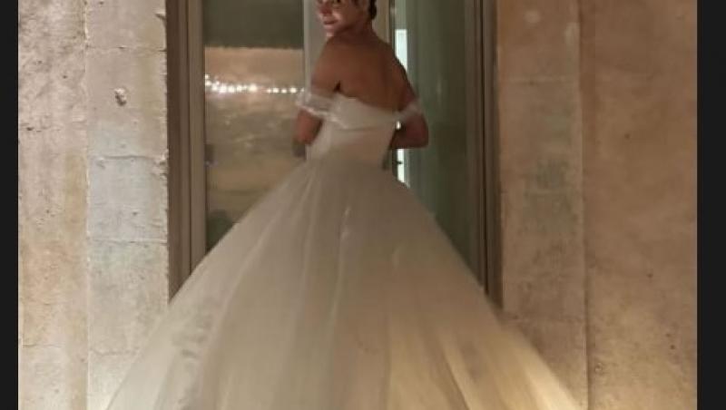 Cum și-a făcut apariția o invitată la nunta prietenei sale. Ce ținută ”nepotrivită” a ales