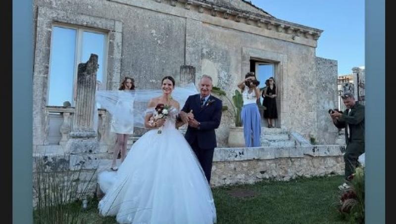 Cum și-a făcut apariția o invitată la nunta prietenei sale. Ce ținută ”nepotrivită” a ales