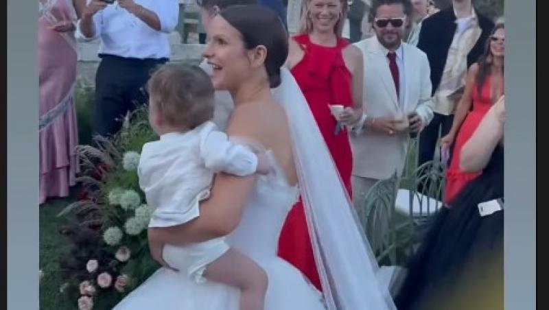 Cum și-a făcut apariția o invitată la nunta prietenei sale. Ce ținută ”nepotrivită” a ales