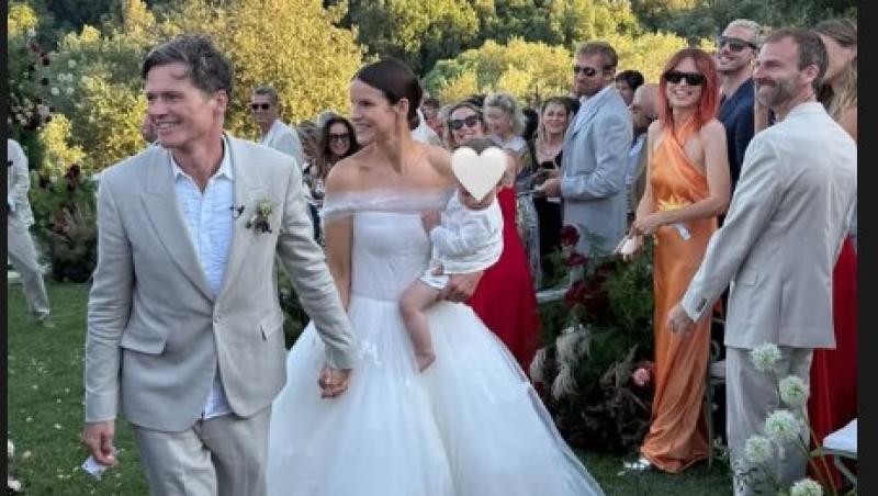 Cum și-a făcut apariția o invitată la nunta prietenei sale. Ce ținută ”nepotrivită” a ales