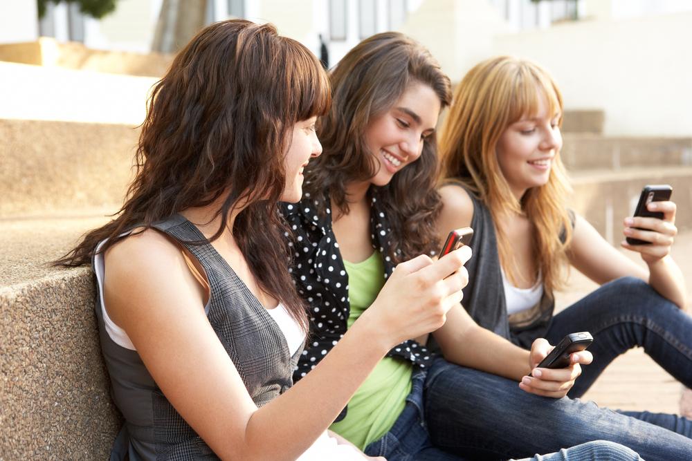 Limbajul secret al adolescenților. Ce înseamnă și cum folosesc semnele de punctuație în mesaje