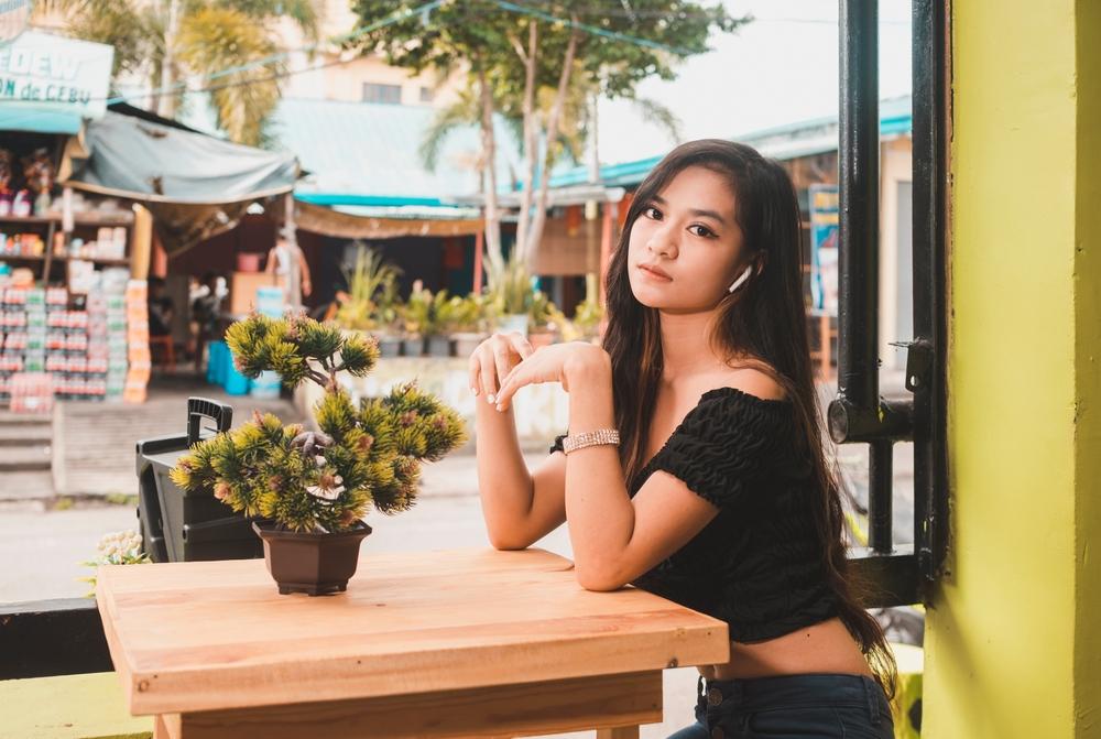 Ce este "privirea Gen Z" și de ce este mult mai mult decât un simplu trend pe TikTok. Care e explicația psihologilor