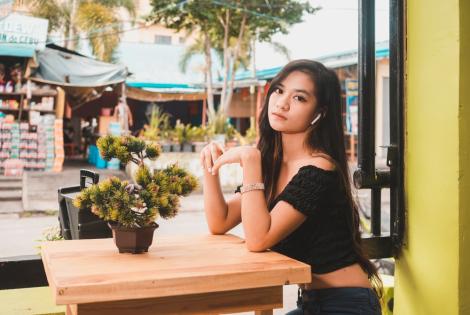 Ce este "privirea Gen Z" și de ce este mult mai mult decât un simplu trend pe TikTok. Care e explicația psihologilor