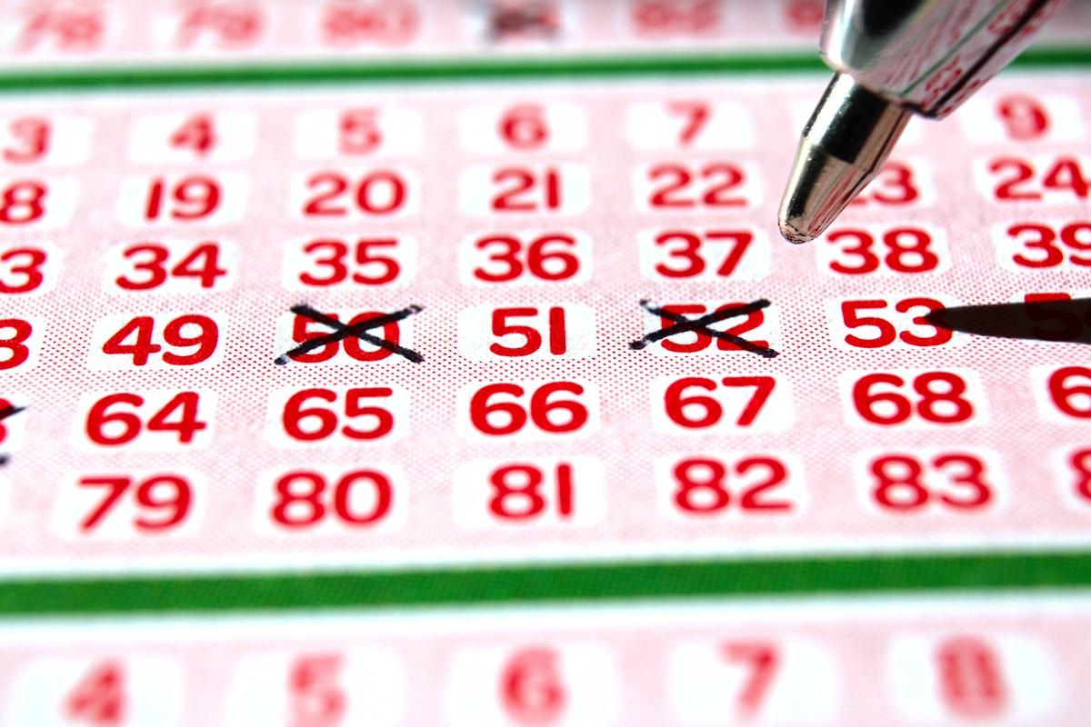 Cum a câștigat un român la loterie de 14 ori. Secretul ar fi predat în școli din întreaga lume