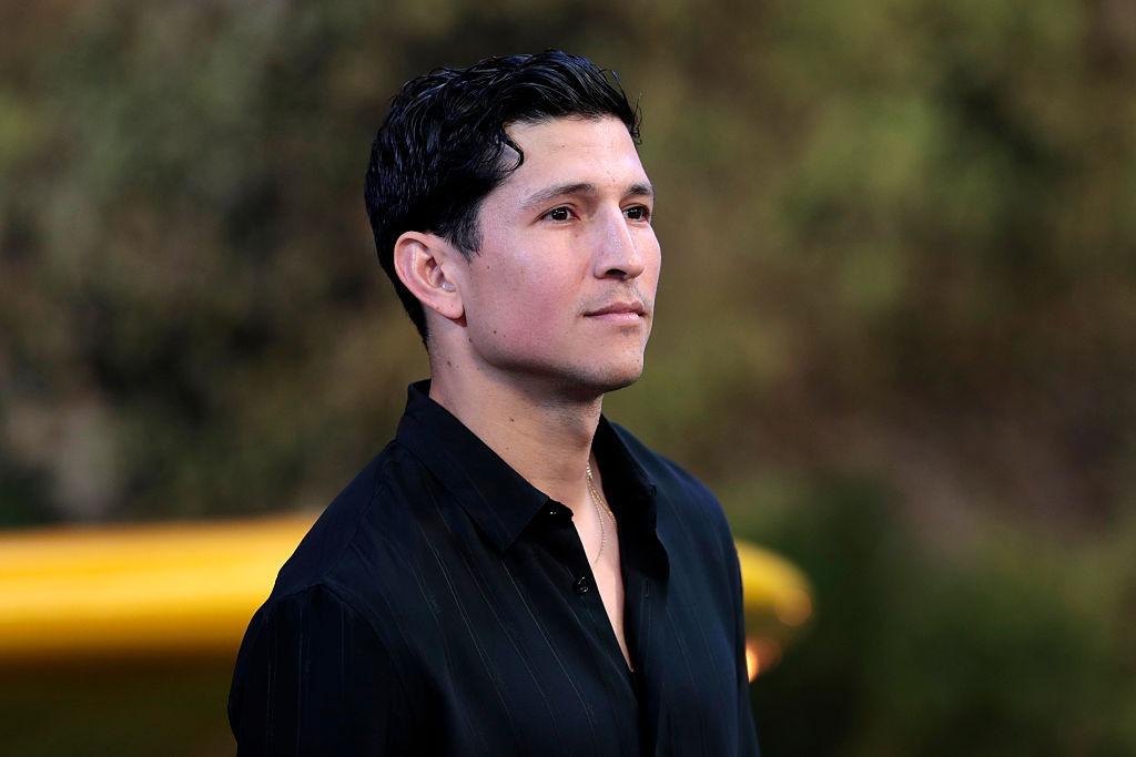 Danny Ramirez îmbrăcat cu o cămașă neagră