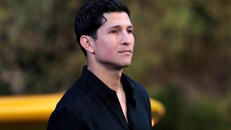 Danny Ramirez îmbrăcat cu o cămașă neagră