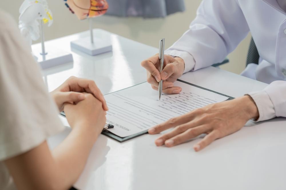 imagine cu un doctor si pacient la consultatie