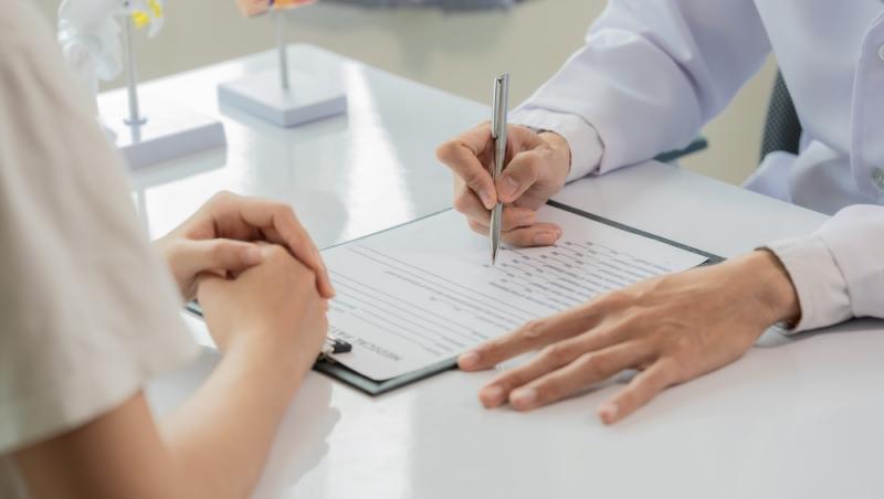 imagine cu un doctor si pacient la consultatie