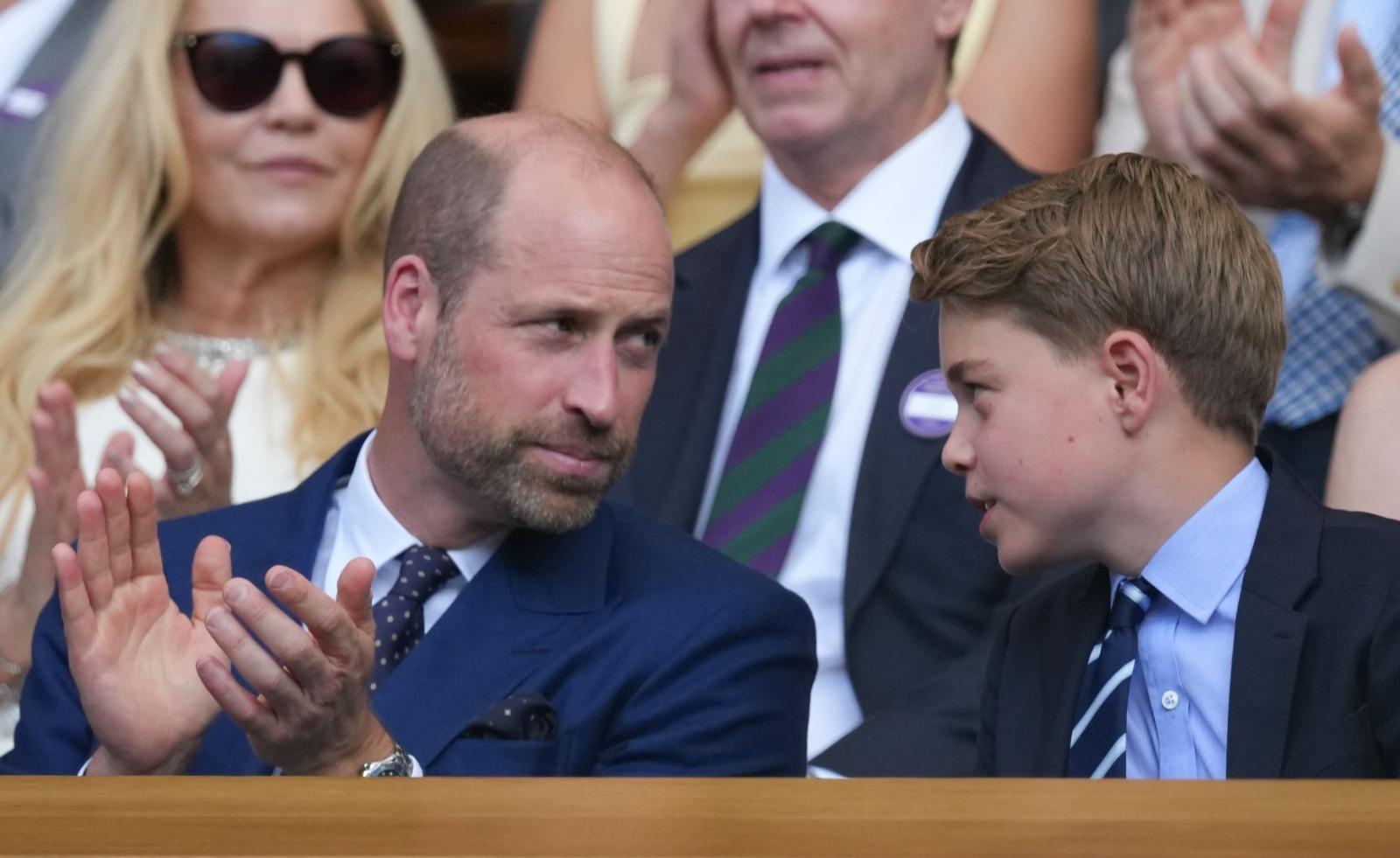 Prințul William alături de fiul său, George, ambii îmbrăcați elegant