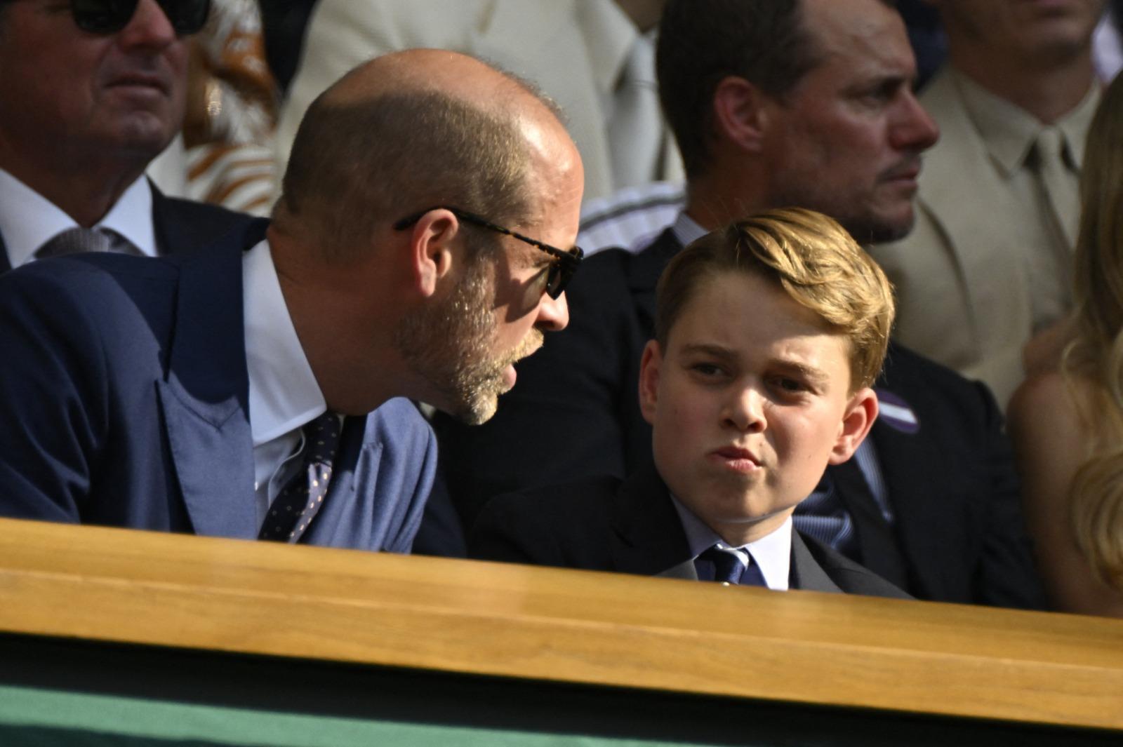 Prințul William alături de fiul său, George, ambii îmbrăcați elegant