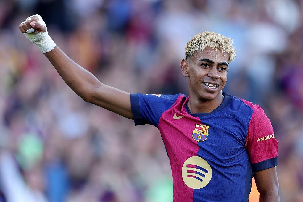 Lamine Yamal îmbrăcat în echipamentul de fotbal al echipei FC Barcelona