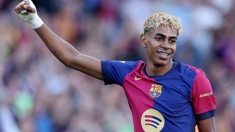 Lamine Yamal îmbrăcat în echipamentul de fotbal al echipei FC Barcelona