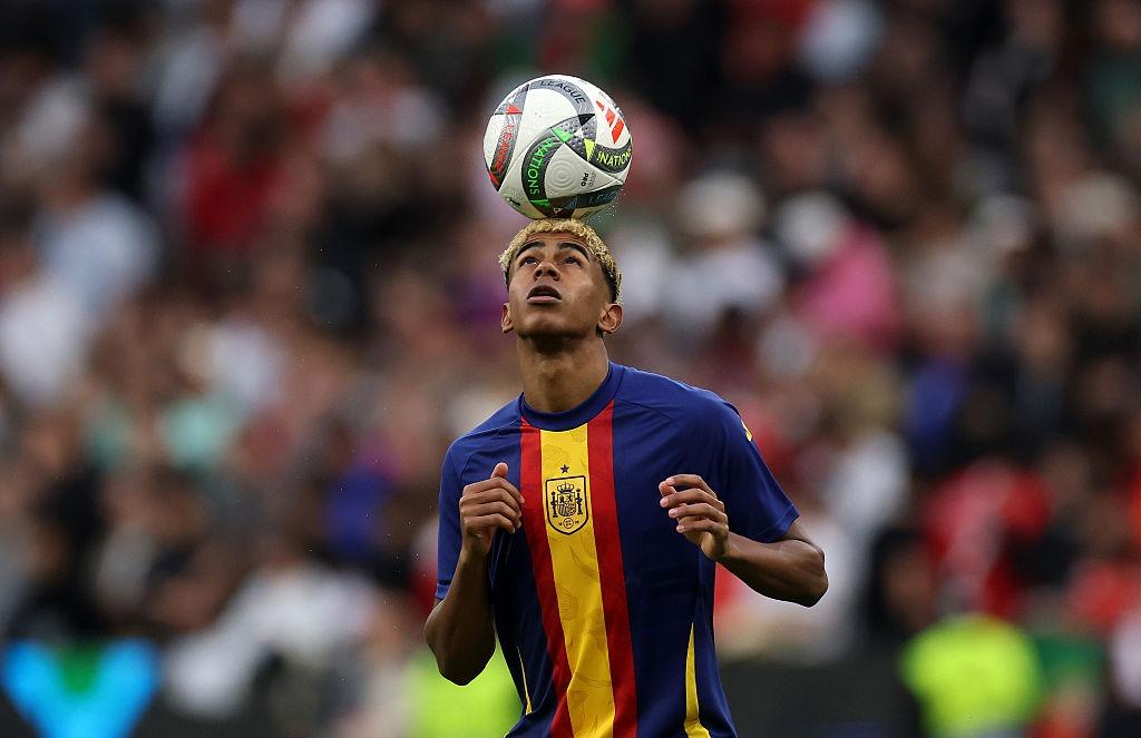 Lamine Yamal îmbrăcat în echipamentul de fotbal al Spaniei