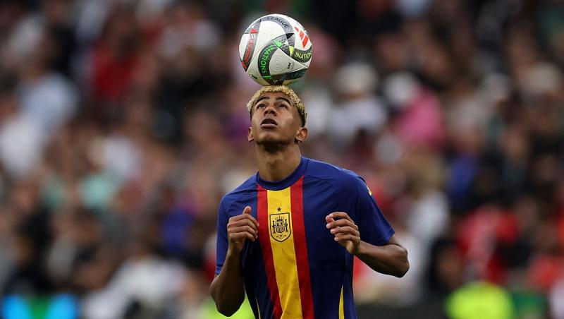 Lamine Yamal îmbrăcat în echipamentul de fotbal al Spaniei