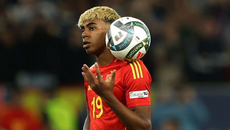 Lamine Yamal îmbrăcat în echipamentul de fotbal al Spaniei