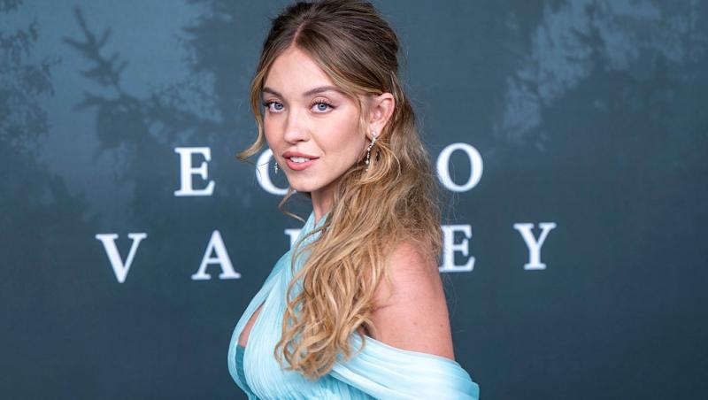 Sydney Sweeney îmbrăcată într-o rochie albastră