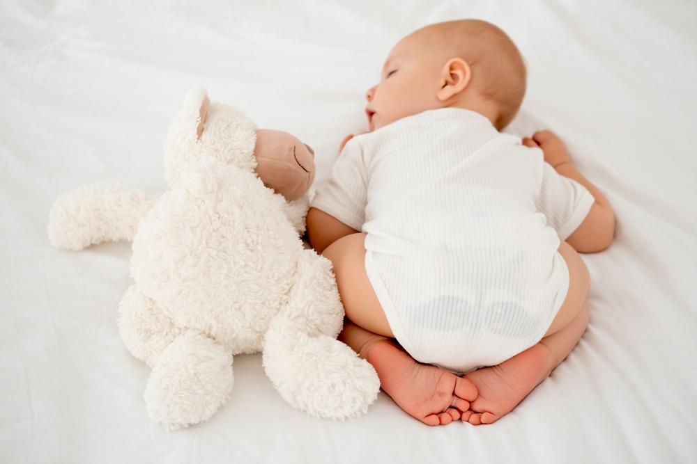 De ce dorm bebelușii cu fundulețul &icirc;n sus