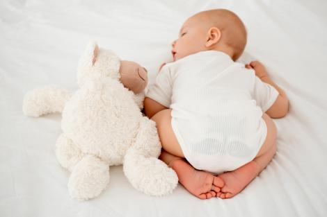 De ce dorm bebelușii cu fundulețul în sus